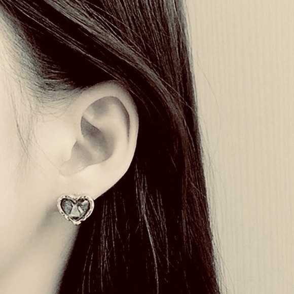 “Seashell Shards” Black Hearts Iridescent Shell Flake Chip Ocean Romance Studs - Picture 8 of 15